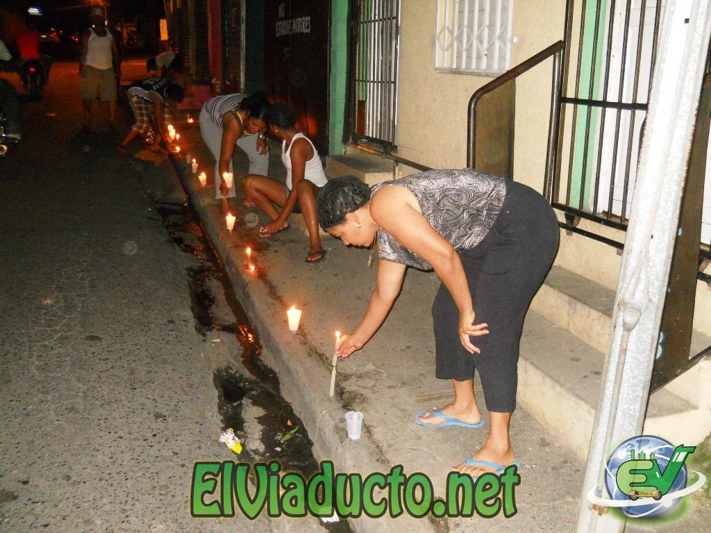 Vecinos prenden velas a todo el alrededor de los negocios de medicinas Lista B